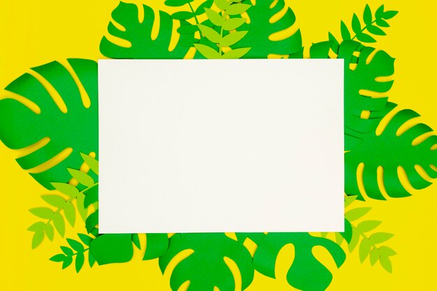 Hoja de papel en blanco con hojas de papel