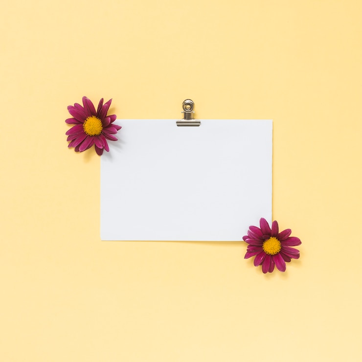 Foto gratuito hoja de papel en blanco con pequeñas flores en la mesa