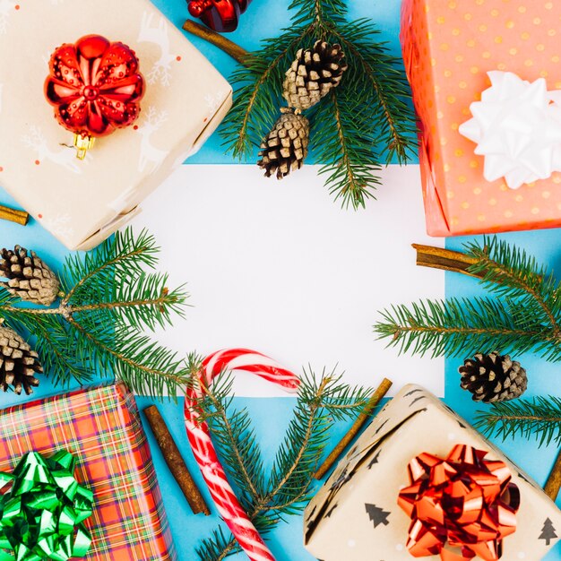 Hoja de papel con cajas de regalo.