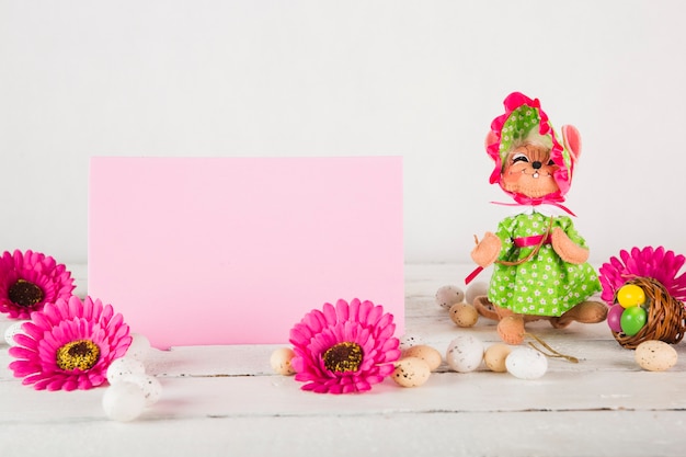 Hoja de papel cerca de decoraciones de Pascua