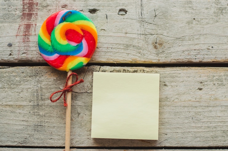 Foto gratuito hoja de papel y lollipop