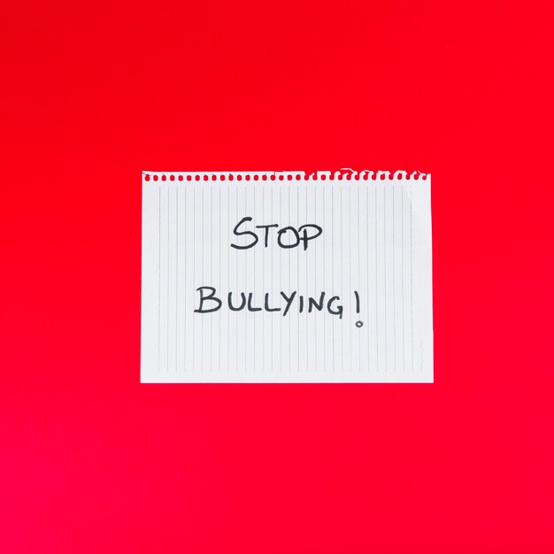 Hoja de papel con las palabras Stop Bullying