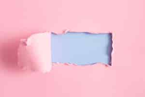 Foto gratuita hoja de papel rosa con maqueta azul