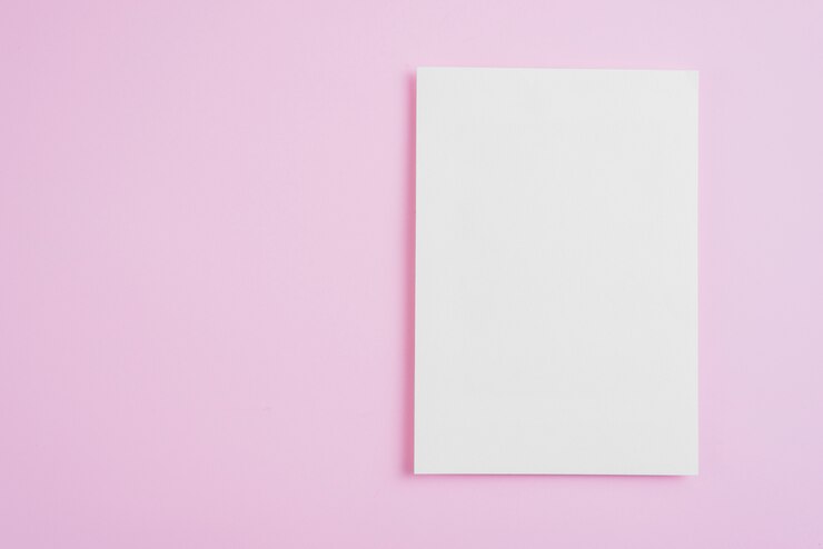 Foto gratuito hoja de papel vacía en rosa