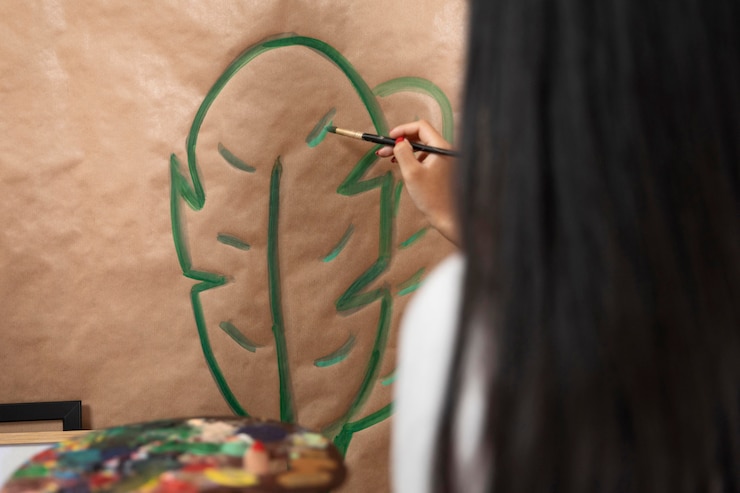 Foto gratuito hoja de pintura de mujer de primer plano