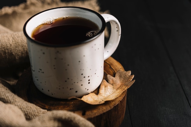 Foto gratuita hoja y tela cerca del té