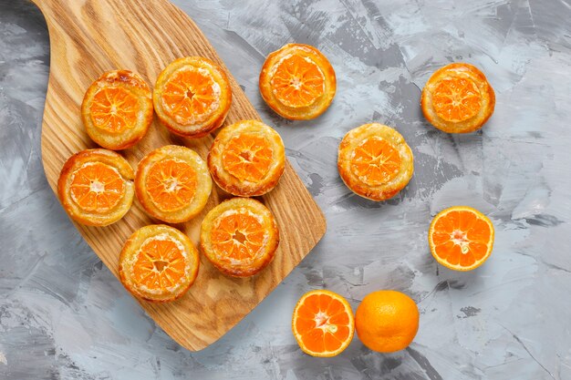 Hojaldre casero con rodajas de mandarina.