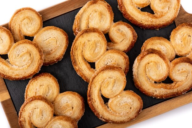 Hojaldre Palmier aislado sobre fondo blanco.