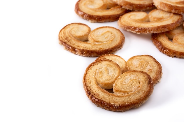 Hojaldre Palmier aislado sobre fondo blanco.