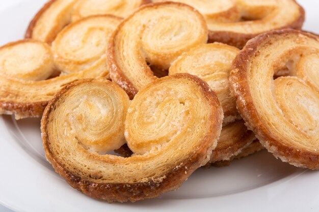 Hojaldre Palmier aislado sobre fondo blanco.