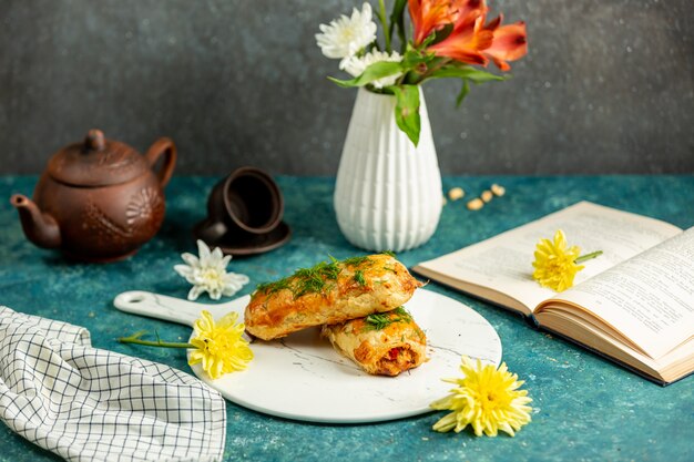 Hojaldre relleno de pollo con tomate y pimiento