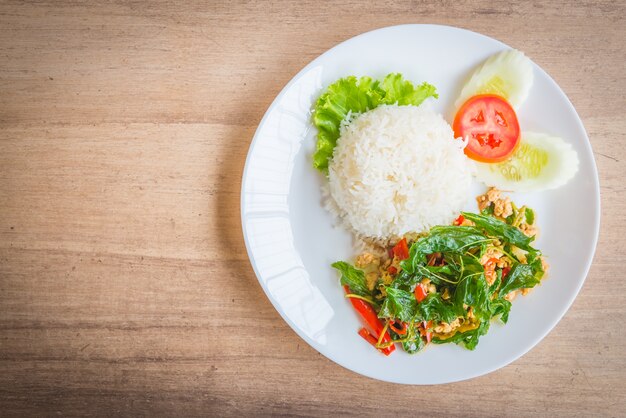 Hojas de albahaca frita con pollo y arroz