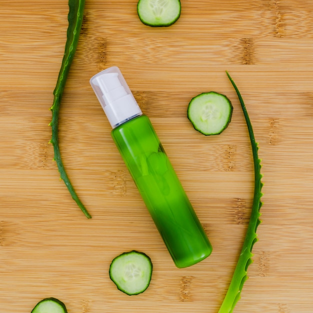 Hojas de aloe vera con un tarro de crema de belleza