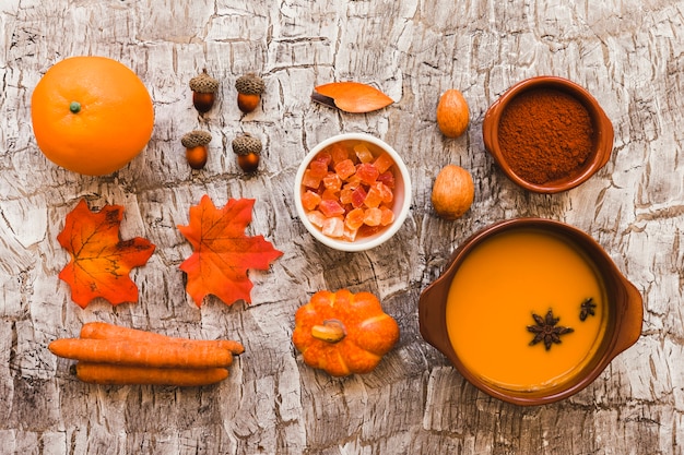 Hojas y bellotas cerca de la comida de otoño