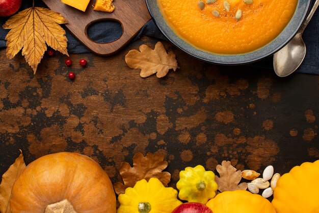 Foto gratuita hojas y calabaza de comida de otoño