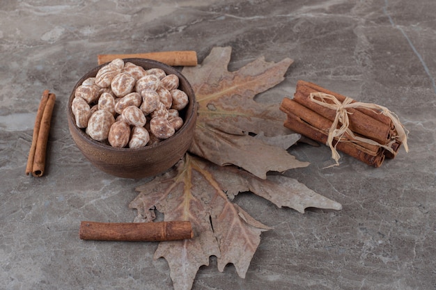 Hojas, confitería y canela sobre la superficie de mármol