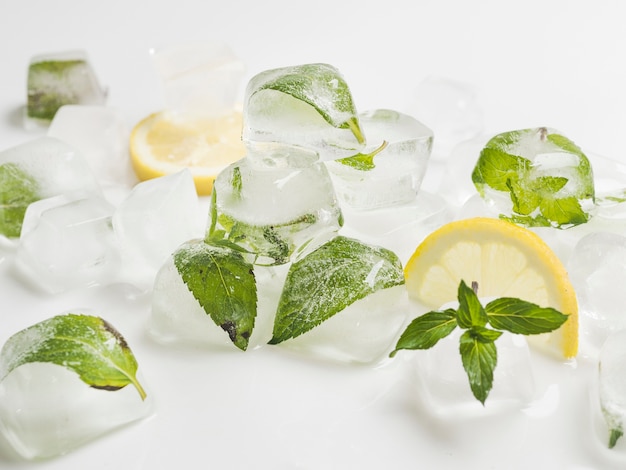 Hojas en cubitos de hielo con limones.