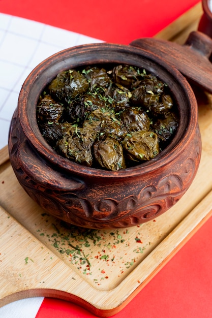 Hojas de dolma servidas en cazuela de barro