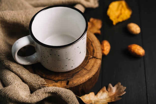 Foto gratuita hojas y granos cerca de paño y taza