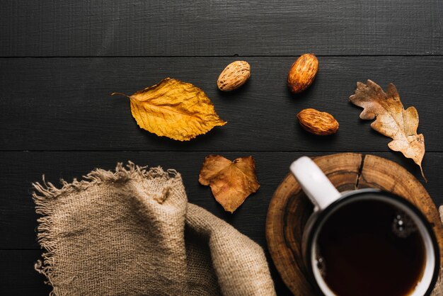 Foto gratuita hojas y granos cerca de la servilleta y el té