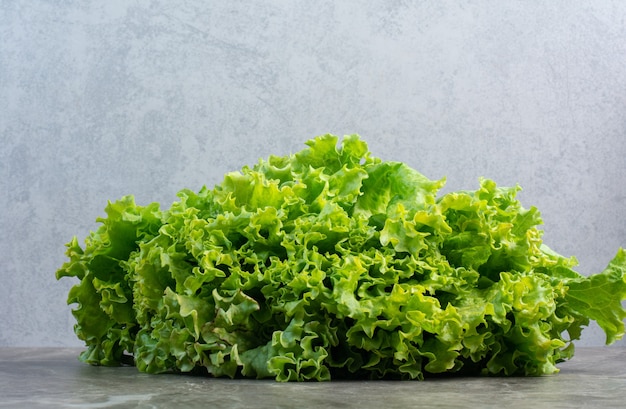 Hojas de lechuga fresca sobre fondo blanco.