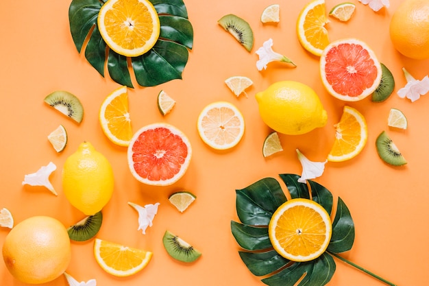 Foto gratuita hojas con naranjas cerca de frutas y flores