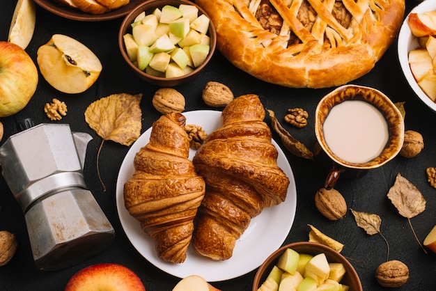 Hojas y nueces en medio de pasteles y bebidas