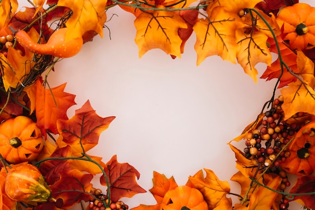 Hojas de otoño con espacio circular