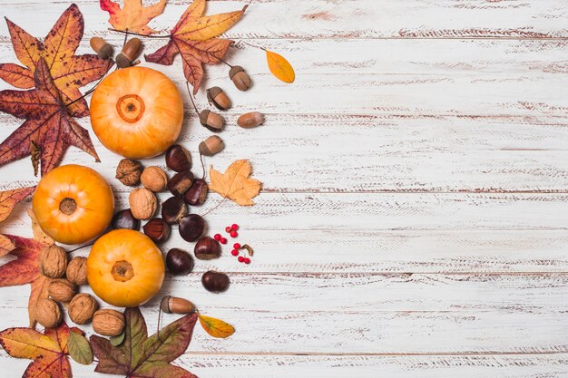 Hojas de otoño y verduras con espacio de copia.