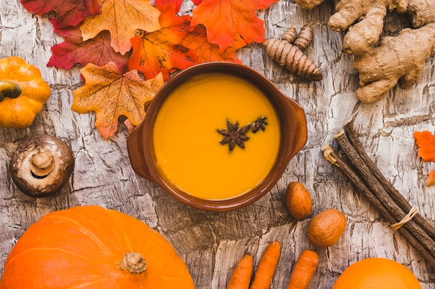 Hojas y palos cerca de la comida de otoño