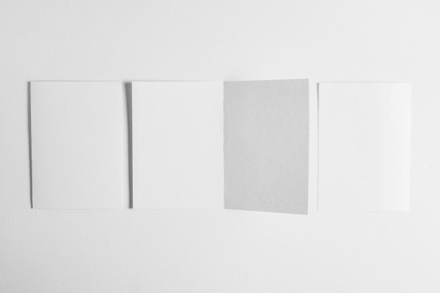 Foto gratuita hojas de papel en blanco aisladas sobre fondo blanco