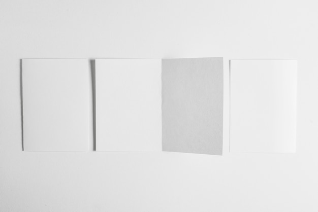 Hojas de papel en blanco aisladas sobre fondo blanco