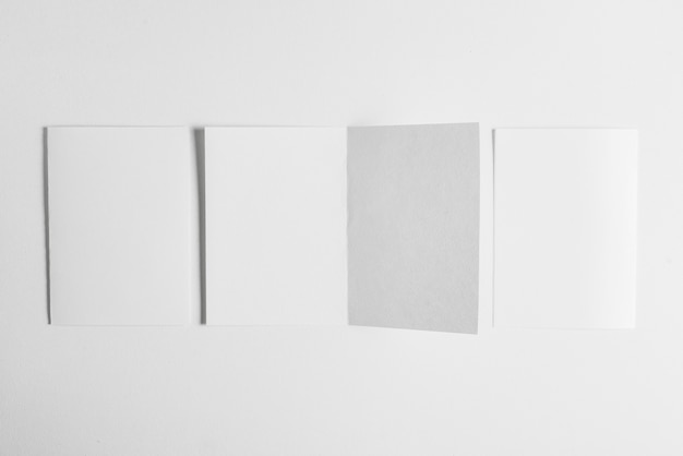 Hojas de papel en blanco aisladas sobre fondo blanco
