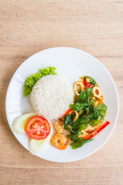 Hojas picantes de albahaca frita con mariscos y arroz