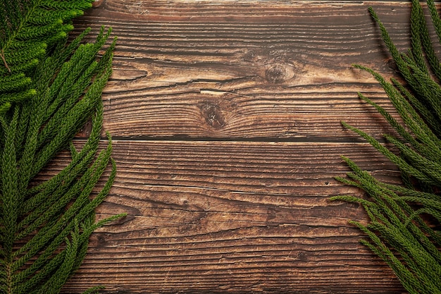 Hojas de pino sobre fondo de madera