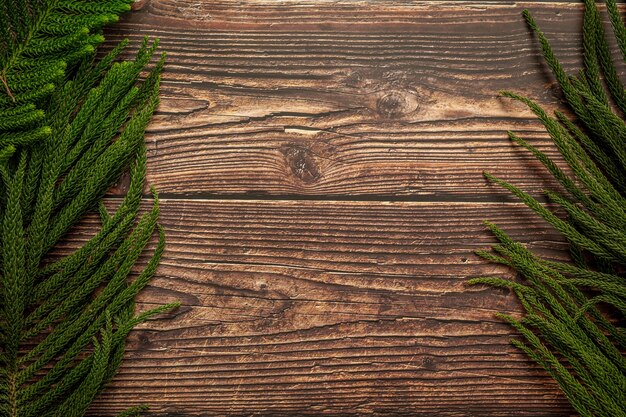 Hojas de pino sobre fondo de madera