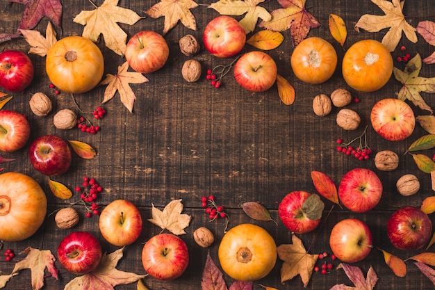 Hojas planas de otoño y marco de frutas