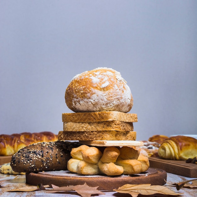 Foto gratuita hojas secas cerca de la torre de pastelería