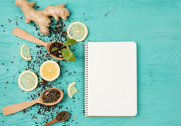 Foto gratuita hojas de té y plantilla de libreta