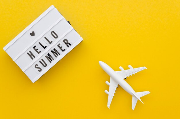 Hola mensaje de verano al lado del avión de juguete