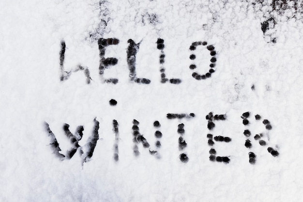 Foto gratuita hola texto de invierno escrito en la nieve.