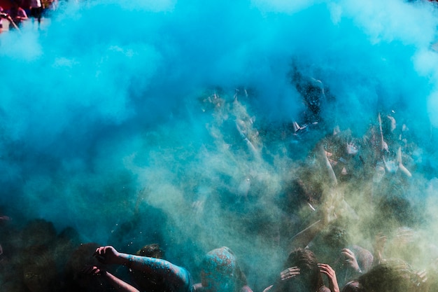 Foto gratuita holi azul sobre la multitud.