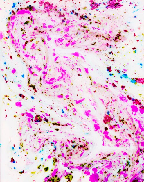 Holi polvo en color en fondo líquido abstracto