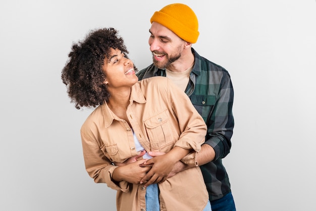 Foto gratuita hombre abrazando a mujer afroamericana y mirándose