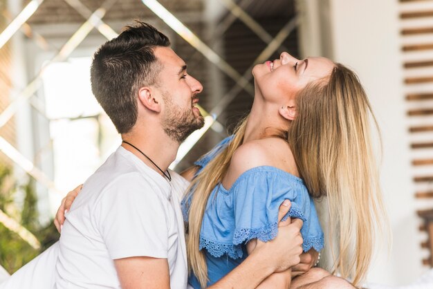 Hombre abrazando a una mujer joven