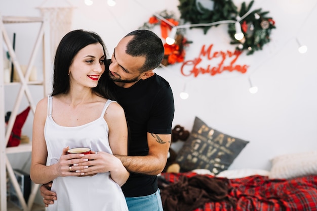 Foto gratuita hombre abrazando a mujer con taza