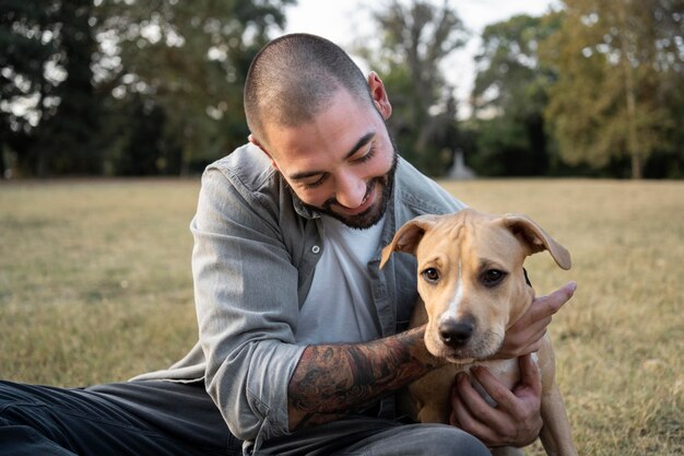 Hombre abrazando a su amigable pitbull