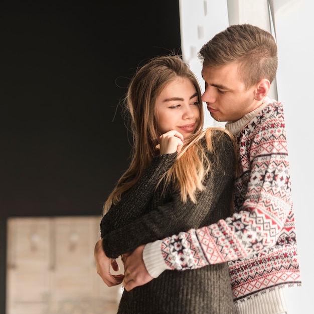 Hombre abrazando a su novia por detrás