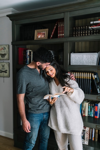 Hombre abrazando su sonriente libro de lectura de novia