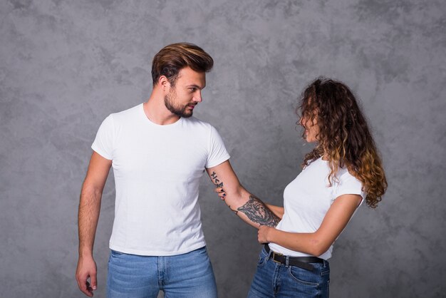 Hombre, abrazar, mujer, con, mano